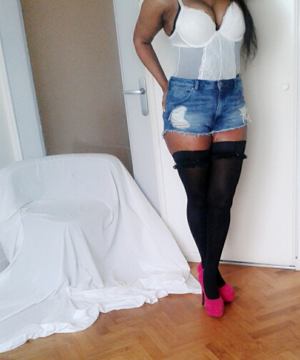 FEMME MATURE LESBIENNE ESCORT ANNONCE NANTES Image salope mature qui se branle