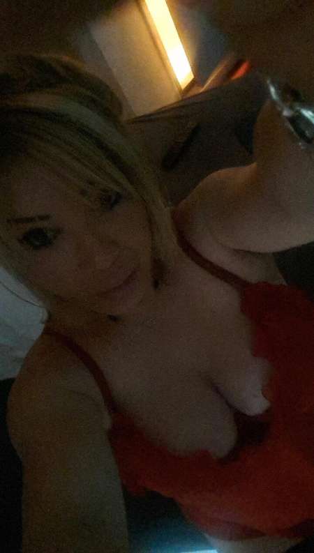 Photo ads/1329000/1329387/a1329387.jpg :  jolie trans blonde pour moment de detente