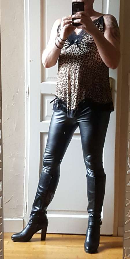 Photo ads/1448000/1448737/a1448737.jpg : Travestie ch suivi avec couple dominateur