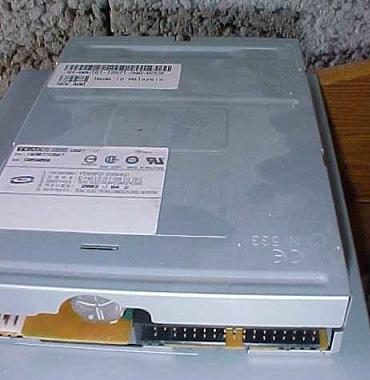 Photo ads/1519000/1519776/a1519776.jpg : mecanique lecteur disquettes interne PC 1.44mo 