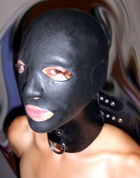 Photo ads/1578000/1578329/a1578329.jpg : recherche femme en cuir latex pvc sur la reunion