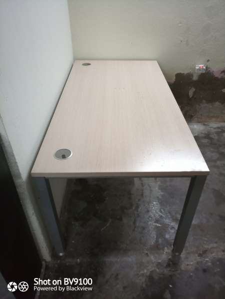 vente d'unte table de bureau de très bonne qualité