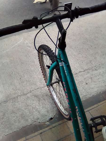 1 vélo type VTT de marque SHIMANO