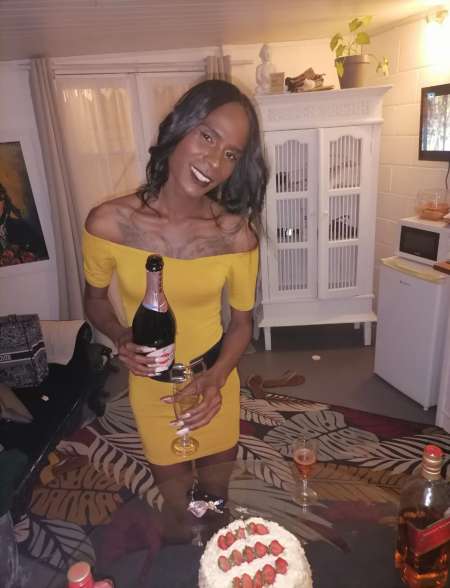 Photo ads/2020000/2020699/a2020699.jpg : Travestie mauricienne