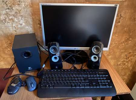 Photo ads/2032000/2032649/a2032649.jpg : Ecran + 2 hauts-parleurs + clavier et souris
