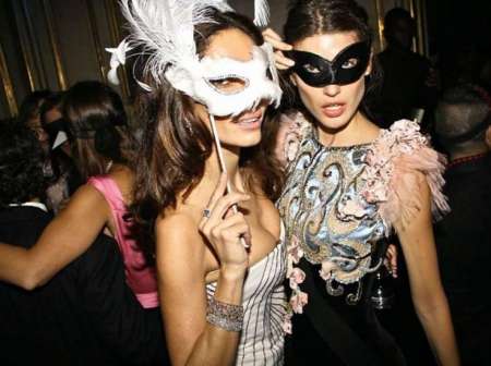 Photo ads/2047000/2047811/a2047811.jpg : Recherches 2 escorts pour soirée inoubliable