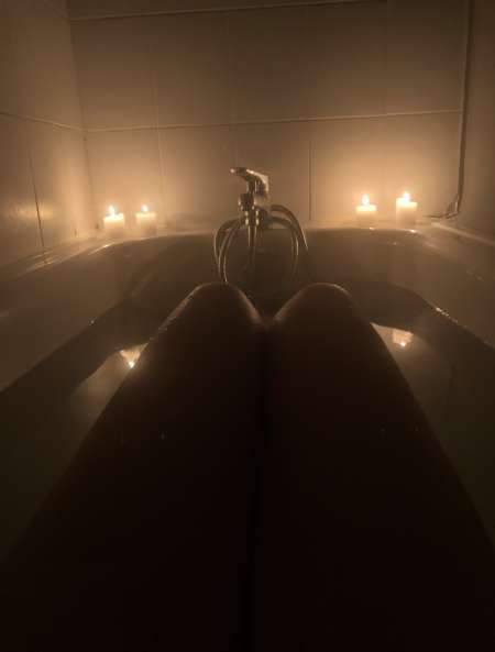 Photo ads/2057000/2057637/a2057637.jpg : Jeune femme recherche chaleureuses rencontres