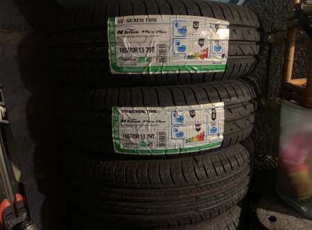 Photo ads/2083000/2083493/a2083493.jpg : Pneus Peugeot 205
