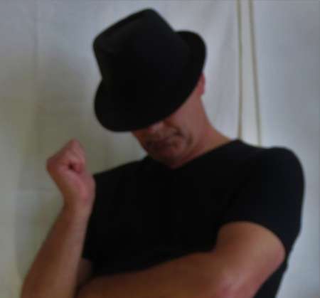 Photo ads/2087000/2087739/a2087739.jpg : HOMME 60,PYSIQUE AGREABLE,MINCE,SENSUEL ET GENTIL