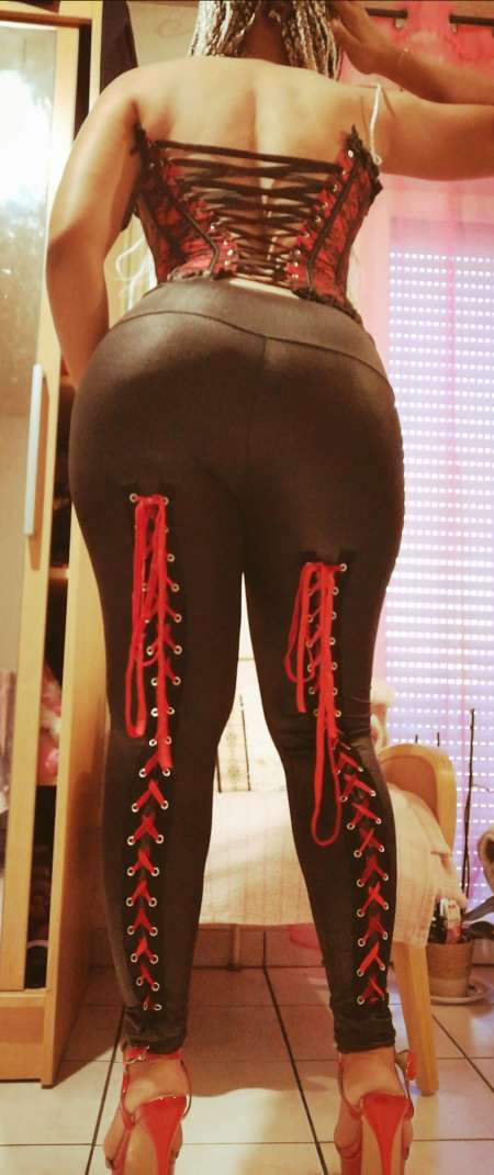 Photo ads/2133000/2133788/a2133788.jpg : La Queen Maureen Money Miss cherche money slaves
