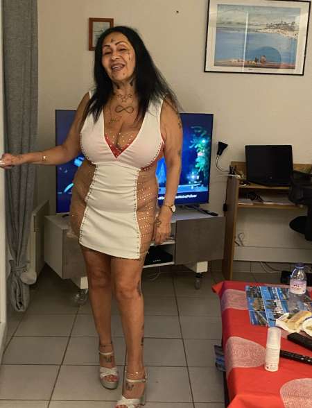 Photo ads/2203000/2203472/a2203472.jpg : femme mure tres forte poitrine