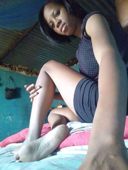Photo ads/2216000/2216983/a2216983.jpg : Fille jolie taille fine