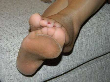Photo ads/2251000/2251016/a2251016.jpg : cherche jambes en collant a caresser et pieds