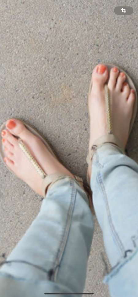 Photo ads/2257000/2257484/a2257484.png : Pieds des jeunes demoiselles