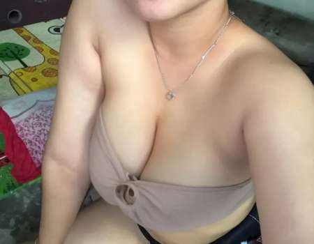 Photo ads/2259000/2259263/a2259263.jpg : Femme asiatique avec poitrine généreuse