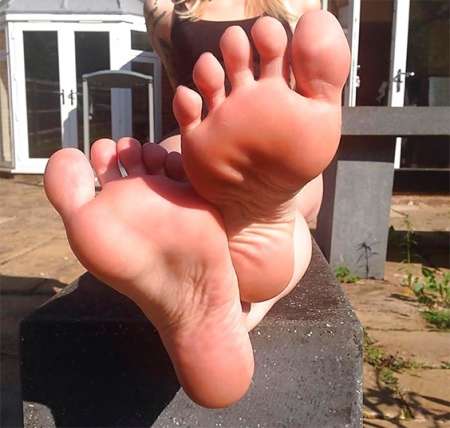 Photo ads/2306000/2306476/a2306476.jpg :  Jh 24 ans cherche pieds à lécher