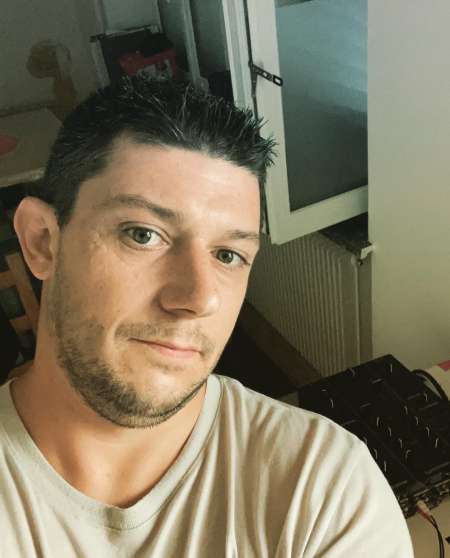 Photo ads/2307000/2307724/a2307724.jpg : Jeune homme reçois et ce déplace pour plan coquin