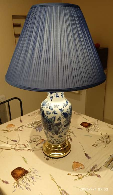 Photo ads/2310000/2310332/a2310332.jpg : lampe très bon état 30e