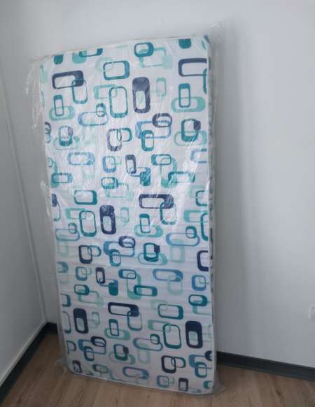 A vendre matelas neuf encore emballé 90×190cm 60€