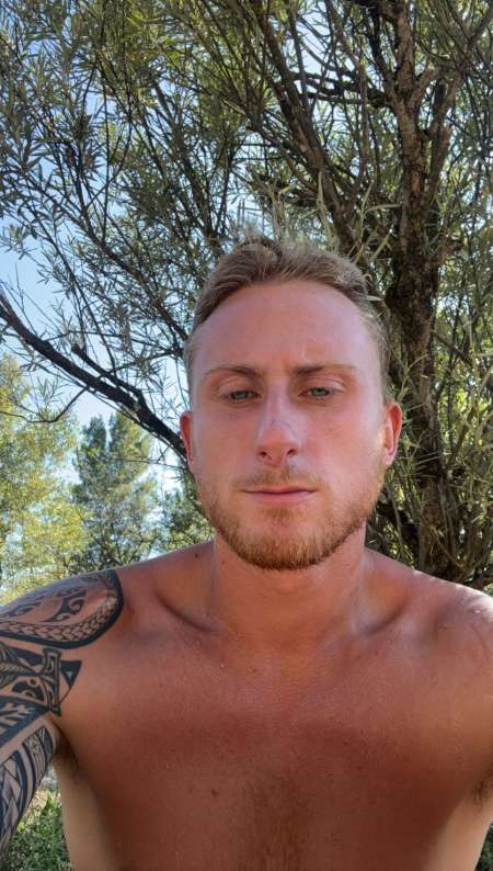 Photo ads/2333000/2333628/a2333628.jpg : Jeune homme blond yeux bleu 😉