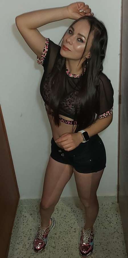 Photo ads/2374000/2374822/a2374822.jpg :  Bonjour, je suis Melisa d'origine latine.