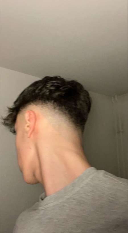 Photo ads/2384000/2384344/a2384344.jpg : 21 ans cherche plans cul régulier (18-40 ans)