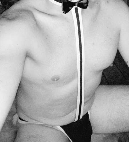 Photo ads/2386000/2386200/a2386200.jpg : Jeune escort a vos services mesdames, messieurs !