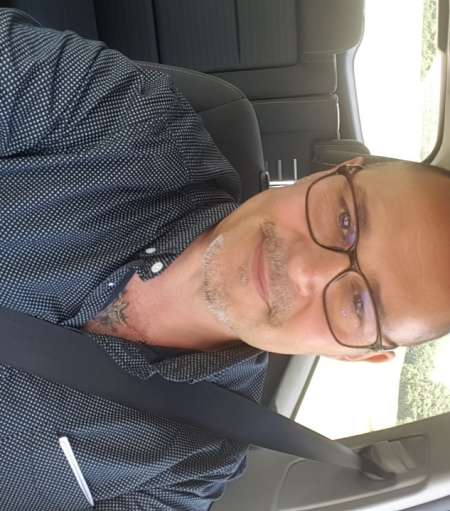 Photo ads/2388000/2388070/a2388070.jpg : Homme cultivé tres à l écoute sensuel