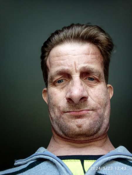 Photo ads/2394000/2394473/a2394473.jpg : cherche a faire cunulingus phisique et age indiffé