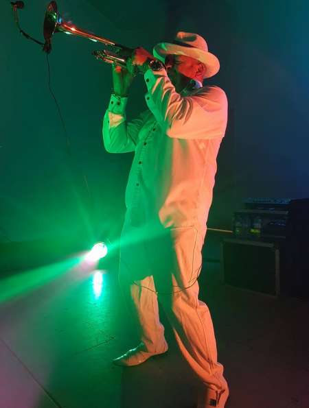 Photo ads/2413000/2413792/a2413792.jpg : joli métisse masse gratuitement femme ou couple