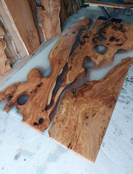 Réalisation de table unique en bois et résine