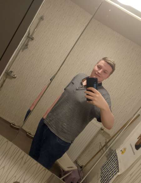 Photo ads/2456000/2456532/a2456532.jpg : Jeune homme de 24 ans cherche dominatrice