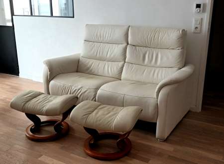 Canapé 2 places cuir blanc + 2 repose-pieds.