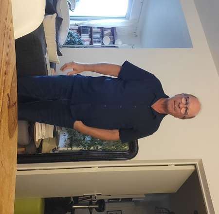 Photo ads/2466000/2466384/a2466384.jpg : homme de ménage senior