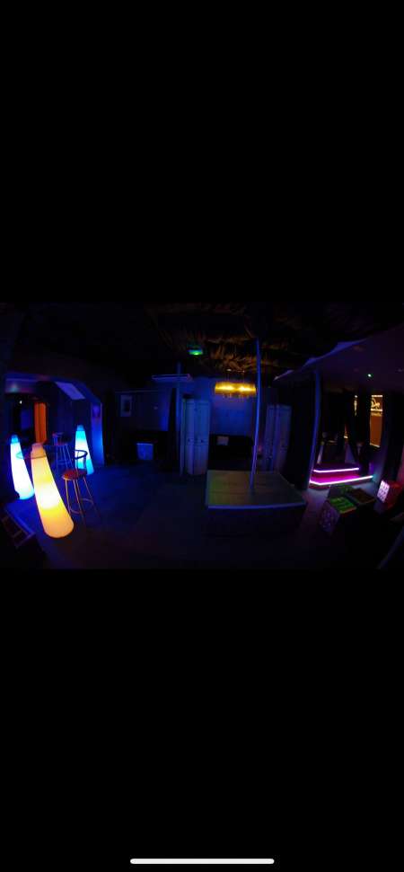 Photo ads/2472000/2472648/a2472648.png : Je recherche des hôtesses pour un club de nuit