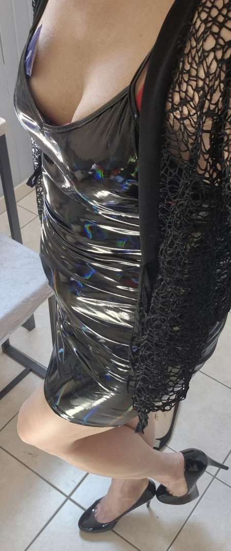 Photo ads/2495000/2495326/a2495326.jpg : Travesti bcbg pour homme mur uniquement