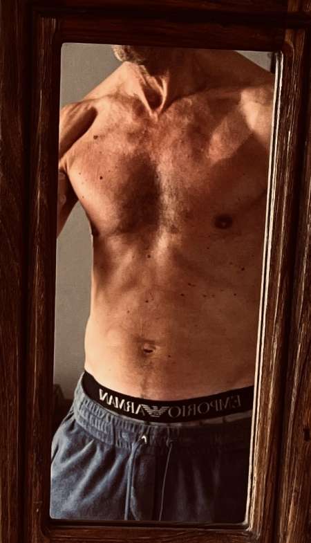 Photo ads/2495000/2495994/a2495994.jpg : Homme en déplacement professionnel ch femme sexy