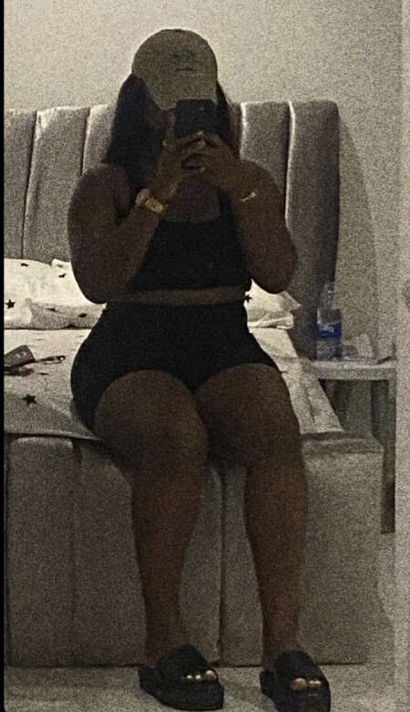 Photo ads/2501000/2501506/a2501506.jpg : Femme noire pulpeuse