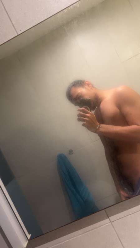 Photo ads/2512000/2512187/a2512187.jpg : J suis un homme jeune sur st Denis qui cherche un