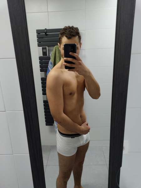 Photo ads/2535000/2535086/a2535086.jpg : Sportif de 28 ans pour femme ou couple