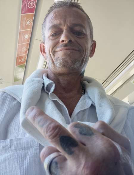 Photo ads/2535000/2535408/a2535408.jpg : Homme plein d'intention et ouvert a tout sujet