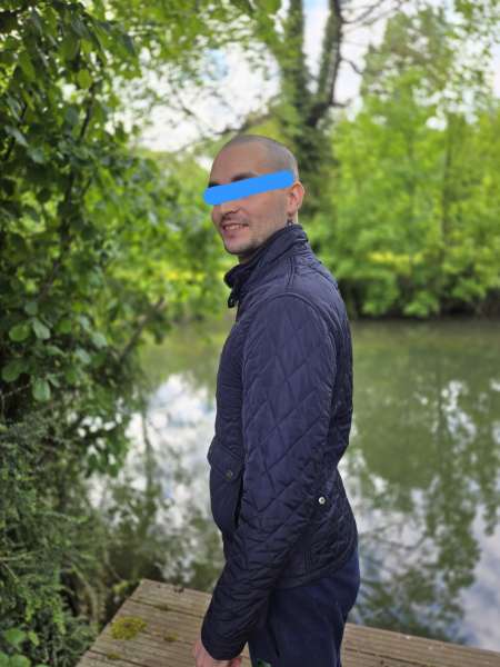 Photo ads/2537000/2537010/a2537010.jpg : Soumis cherche pieds à renifler ou facesitting