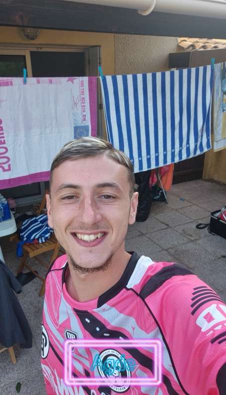 Photo ads/2539000/2539490/a2539490.jpg : Jeune homme de 22ans residant dans a courbevoie