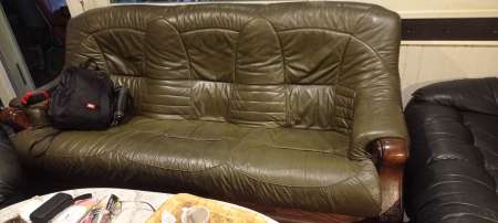 Photo ads/2543000/2543882/a2543882.jpg : Canapé Cuir et les deux fauteuils assortis