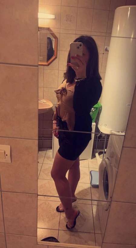 Photo ads/2554000/2554125/a2554125.jpg : brunette mariée pour H mur discret