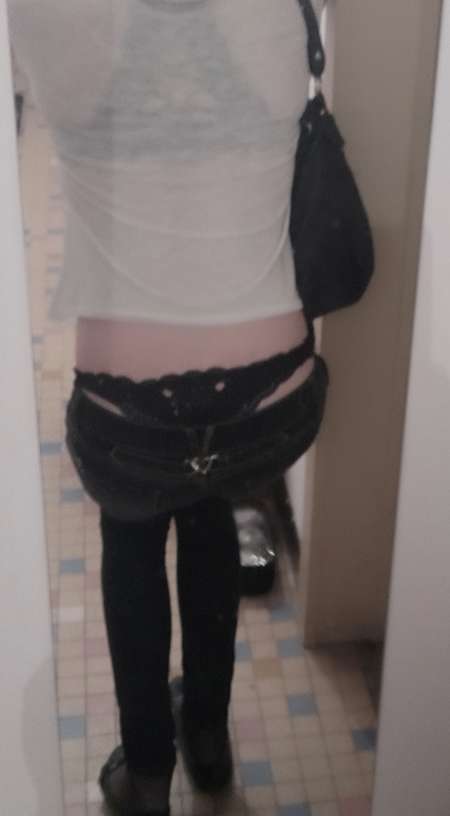 Photo ads/2556000/2556794/a2556794.jpg : Essayages en cabines