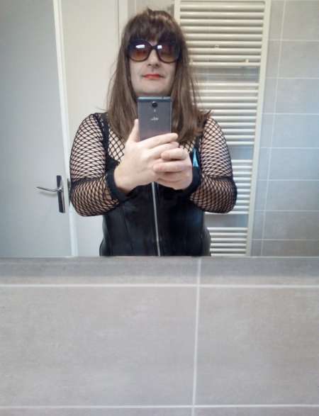 Photo ads/2559000/2559130/a2559130.jpg : travestie ronde a dispo