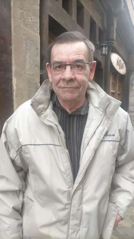 Photo ads/2561000/2561454/a2561454.jpg : Recherche femme pour du sérieux