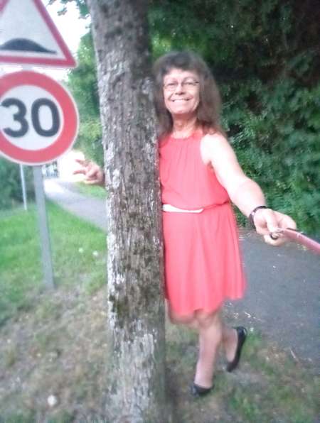 Photo ads/2565000/2565810/a2565810.jpg : Retraitée non binaire cherche contacts retraité(e)