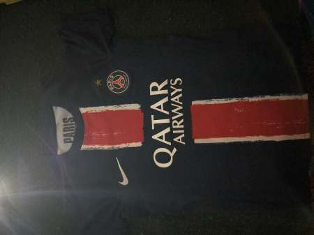 Photo ads/2569000/2569984/a2569984.jpg : Je vends un maillot du PSG taille S enfants